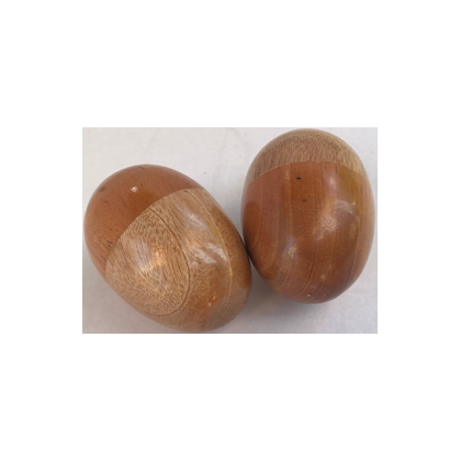 Zwei Rasseleier aus Holz